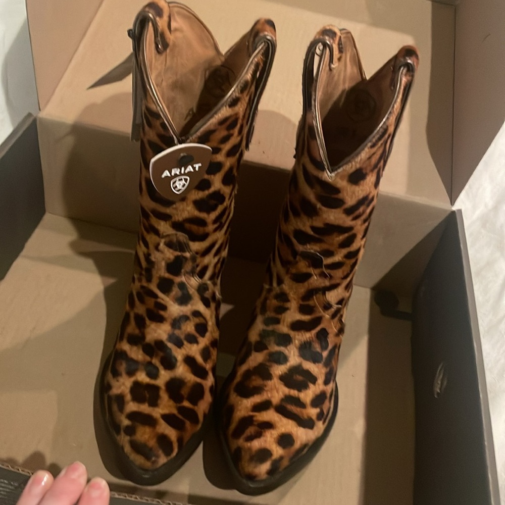 NWT & Box Ariat Bandida Leopard Boots
